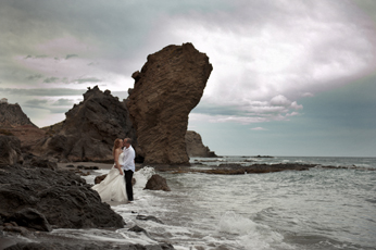 sergio reyes fotógrafo, fotografía boda, almeria, mojacar, trash the dress, ttd, post boda, playa manaca