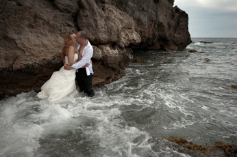 sergio reyes fotógrafo, fotografía boda, almeria, mojacar, trash the dress, ttd, post boda, playa manaca